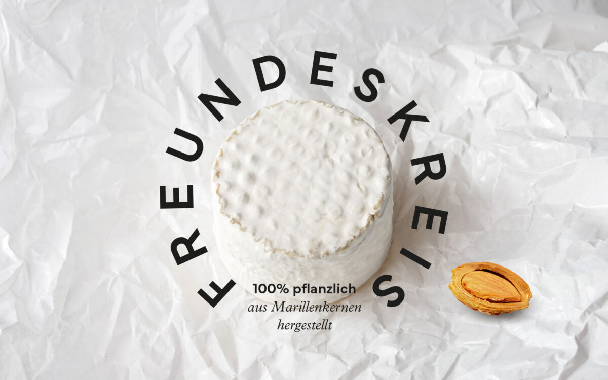Freundeskreis Logo-Design – rundes Markenzeichen als Umarmung im Brand Design für vegane Käsealternative